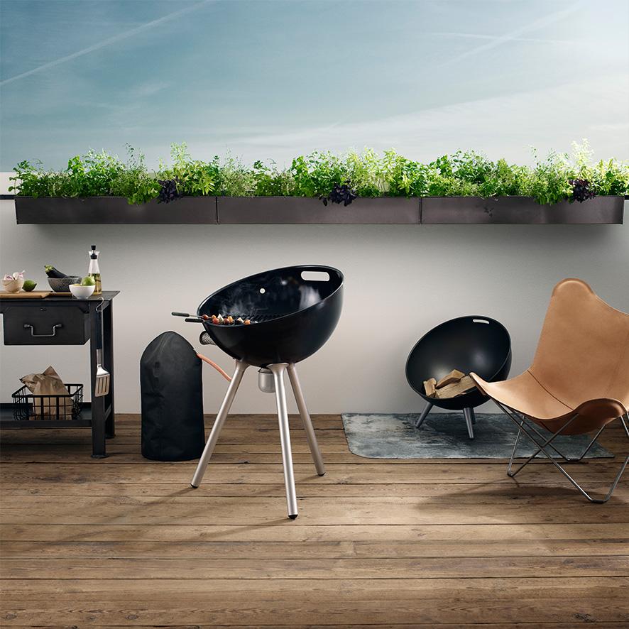 EVASOLO, Fireglobe, barbecue a gas, molto lineare, elegante, adatto a qualsiasi terrazzo e facile da usare, è orientabile in modo da proteggere il fuoco dal vento; in acciaio smaltato, misura di diametro 64 cm. E' dotato di una maniglia posta su retro. Molto facile da proteggere dalle intemperie grazie alla copertura. Euro 900